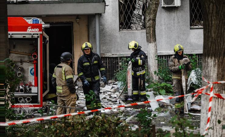 Працівники ДСНС поряд з понівеченою багатоповерхівкою 