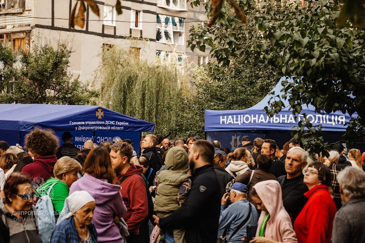 Місцеві мешканці біля розгорнутого гуманітарного штабу 