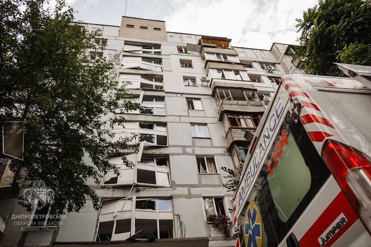 Багатоповерхівка з потрощеними вікнами й балконами 
