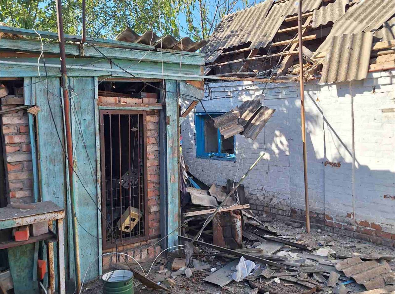 Уламки на подвір’ї після обстрілу