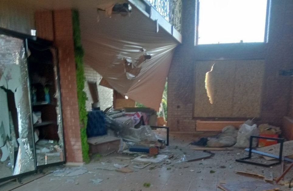 Потрещене все й всередині оселі