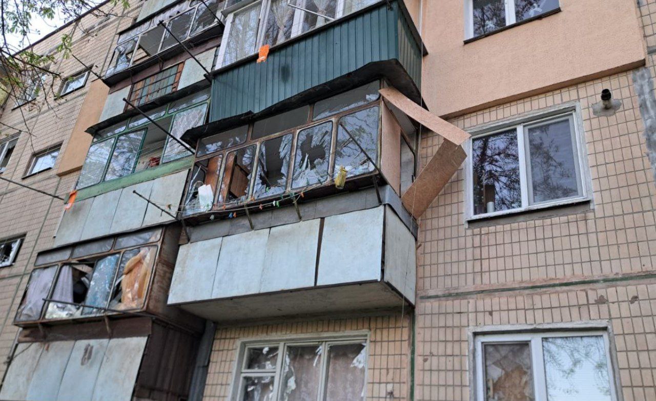 Вікно побиті в одній з п'ятиповерхівок Нікополя