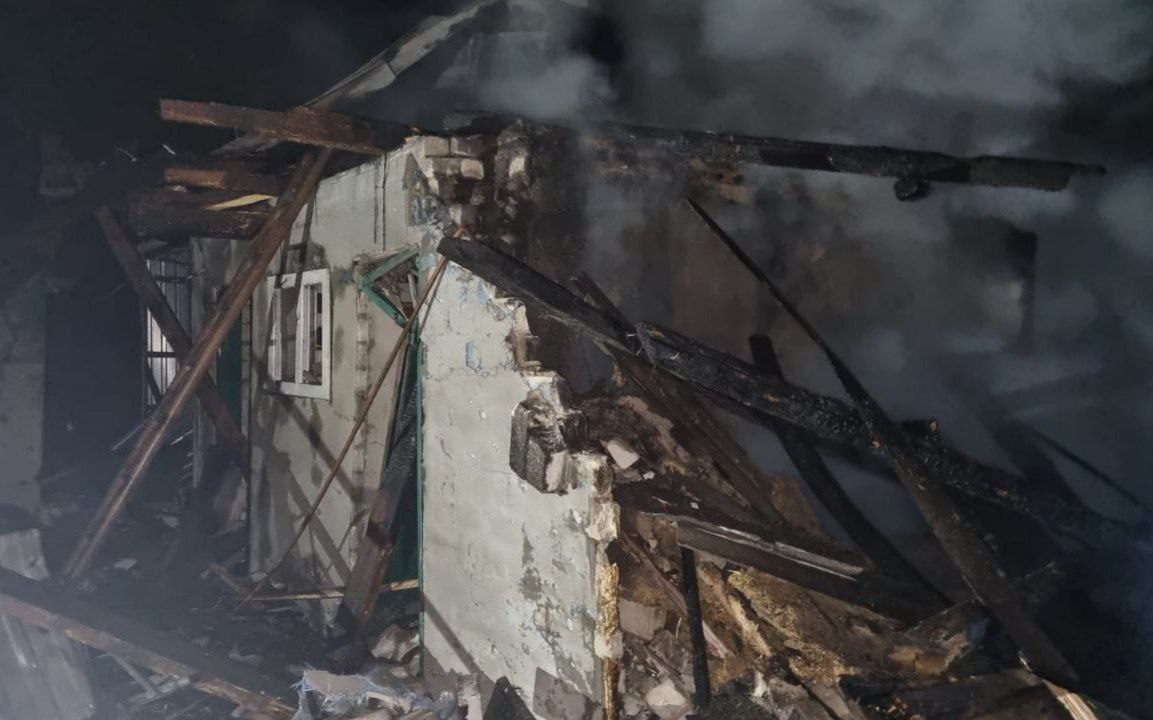 На Синельниківщині внаслідок ударів БпЛА зайнявся приватний дім