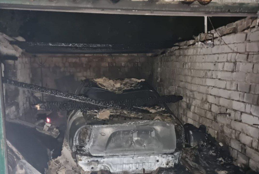 Згорів і гараж, в якому стояла автівка
