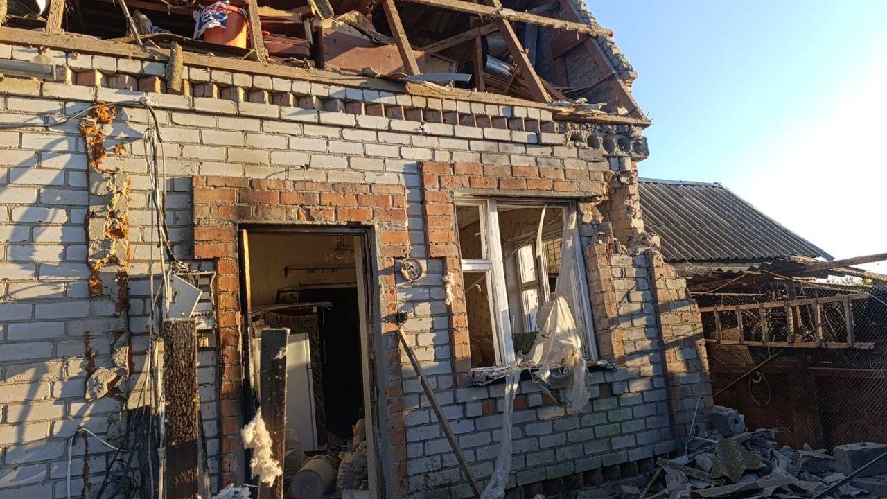 У приватному домі вибиті двері та вікна, частково зруйновані стіна, покрівля