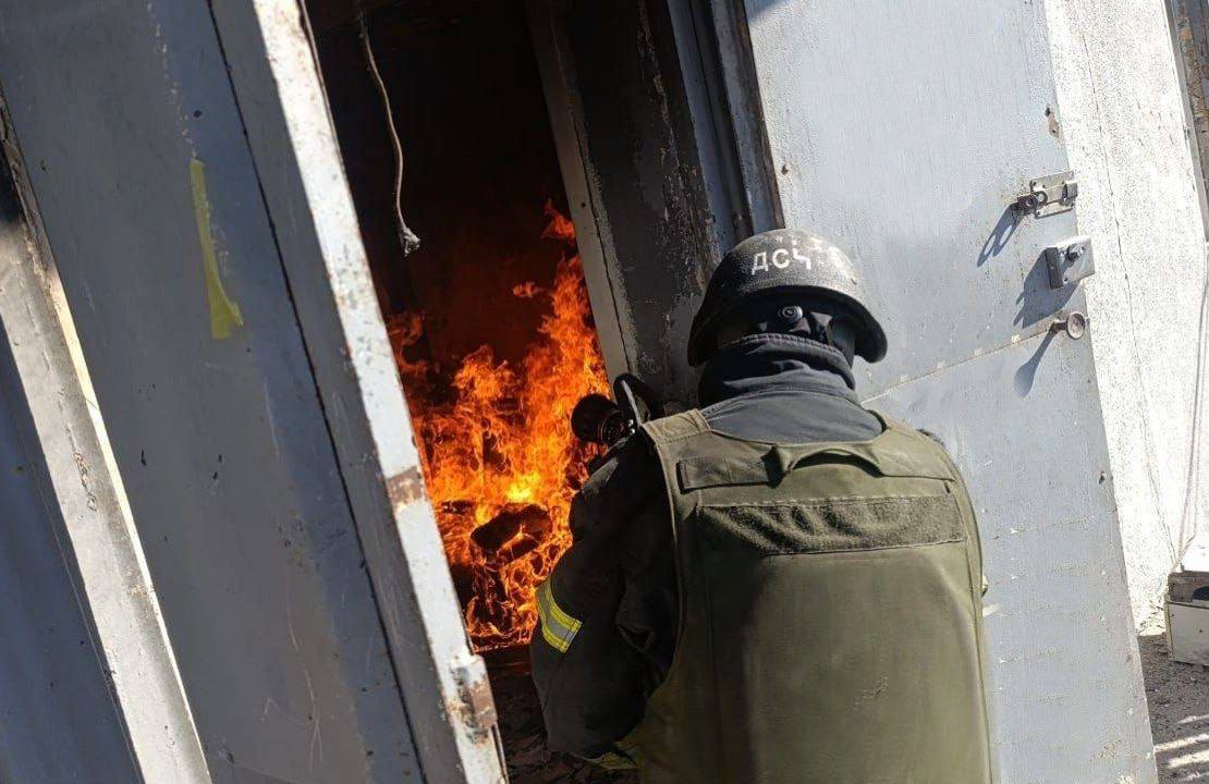 Надзвичайник приборкує вогонь.