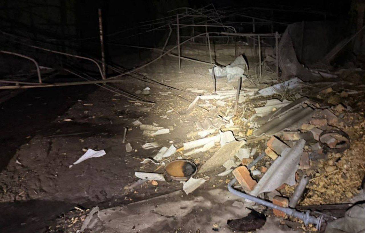 У дворі місцевих побите все.