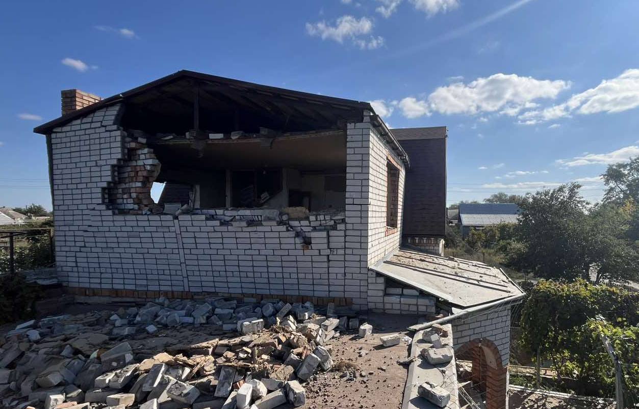 Руйнування будинку через ворожі обстріли 