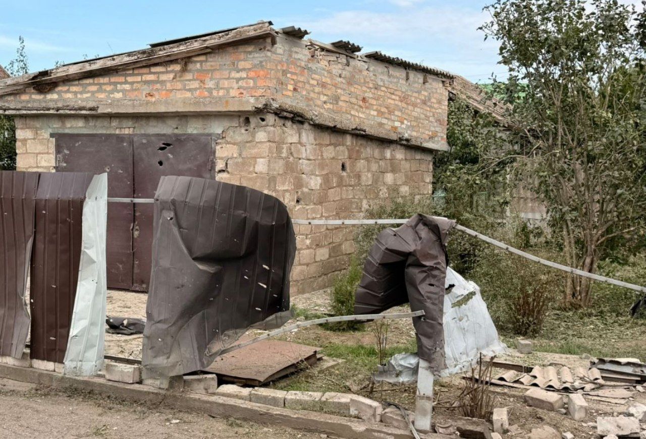 Понівечений паркан.