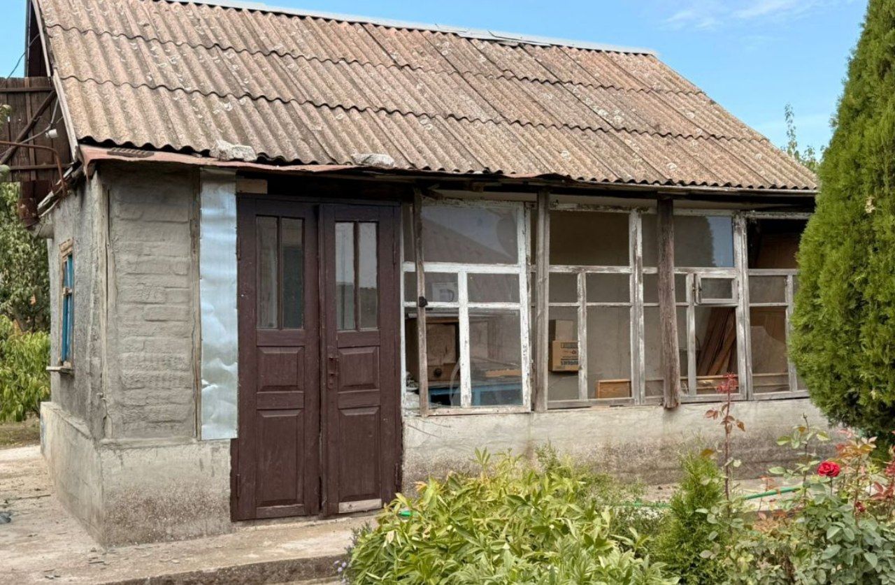 Пошкоджені вікна на веранді у домі на Нікопольщині.