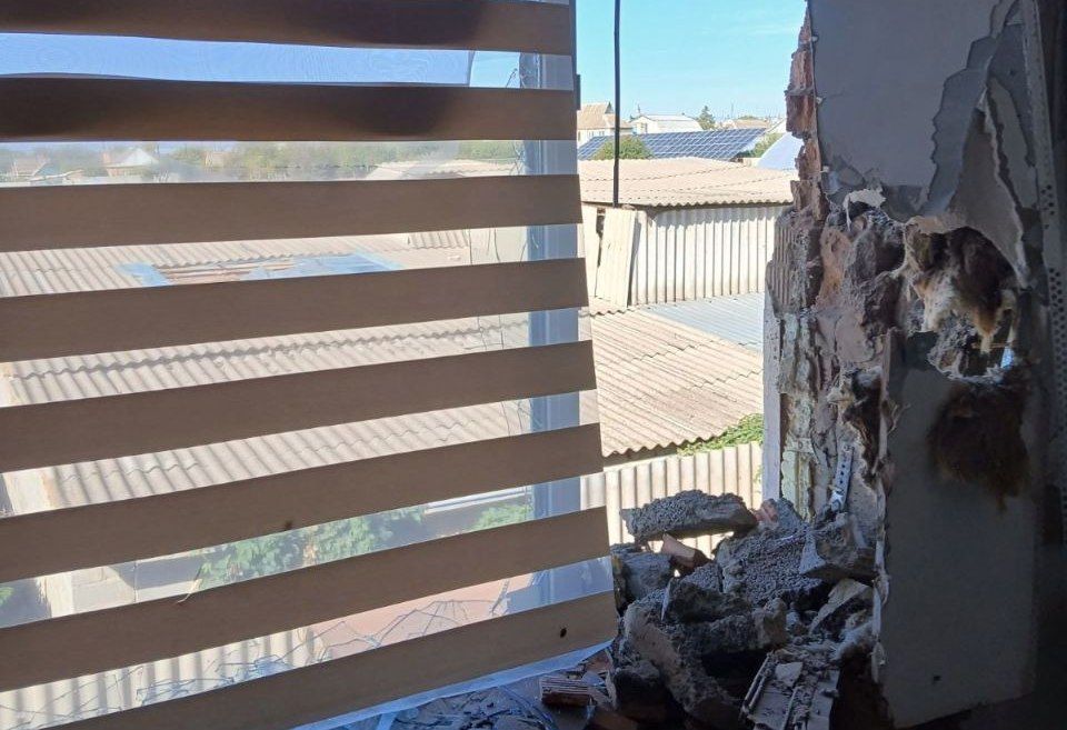 Віконну рами вибило після однієї з атак.