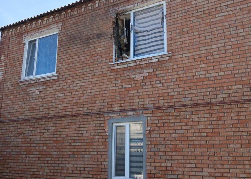 Побитий двоповерховий дім.