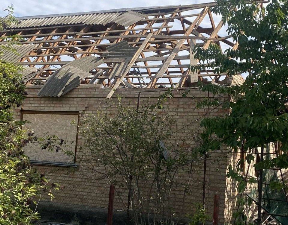 Покрівля у приватній оселі знищена.