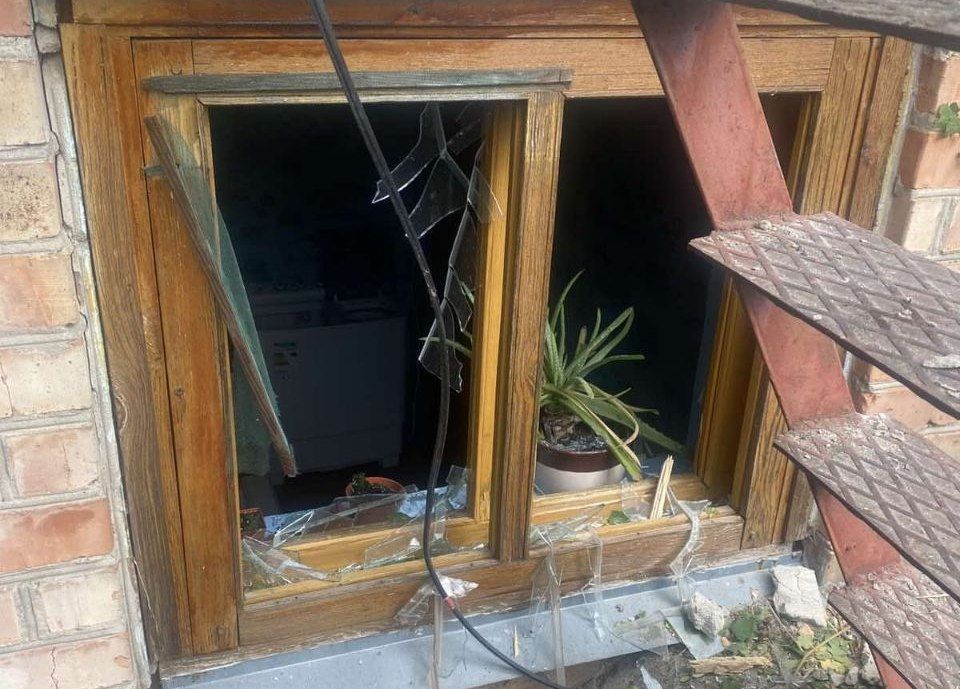 Розбите вікно.