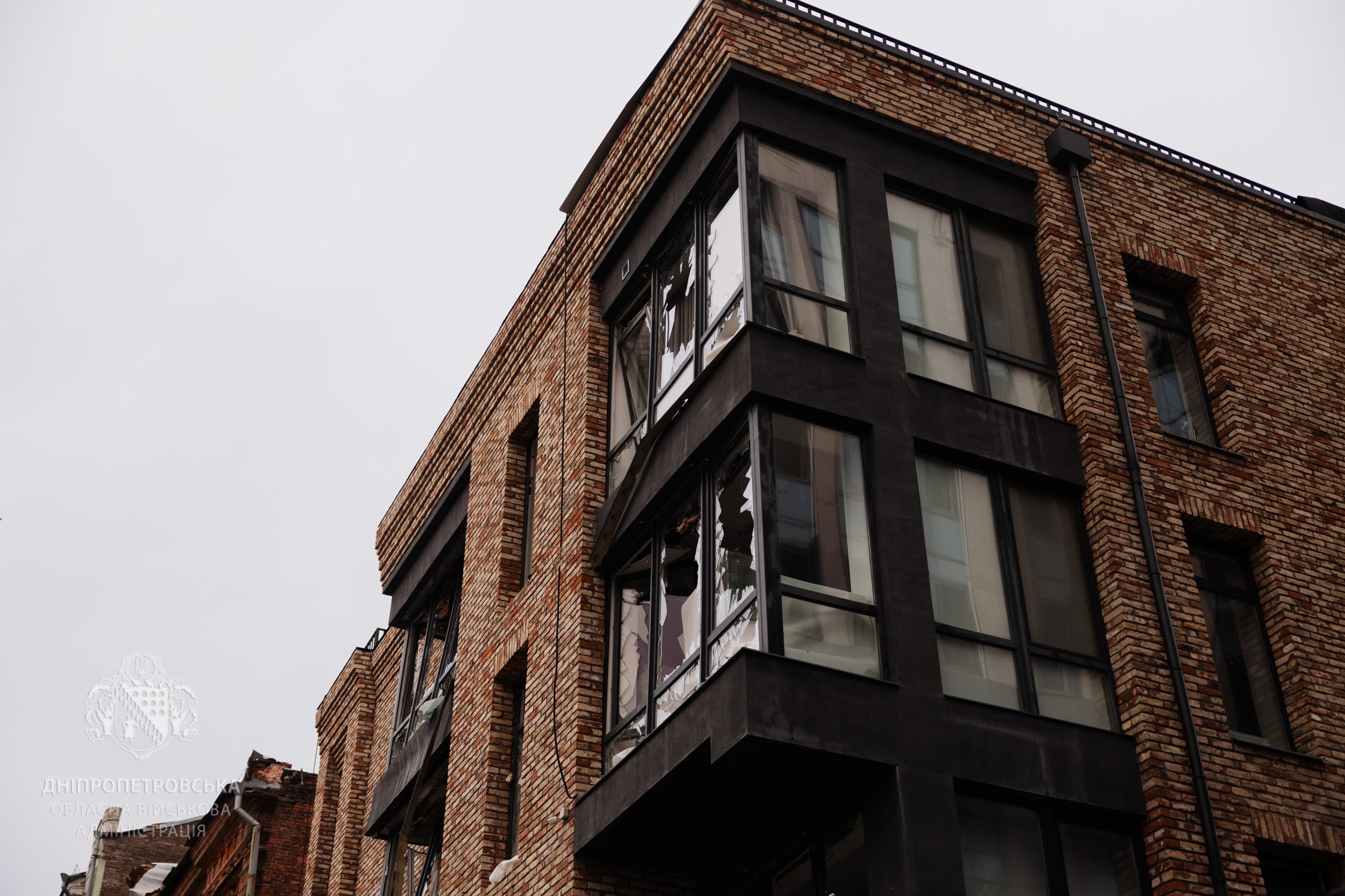 У будівлі вибиті вікна.