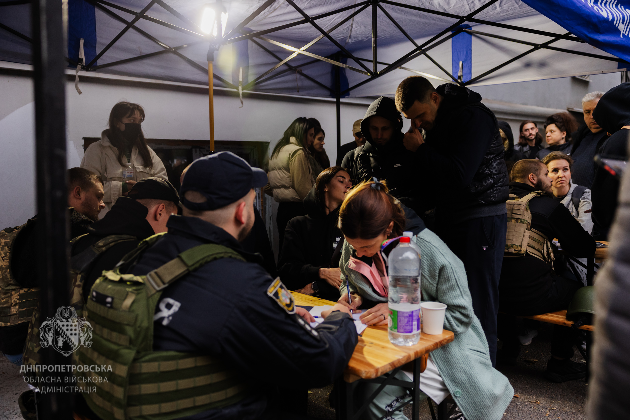 Поліцейські приймають заяви у постраждалих. 