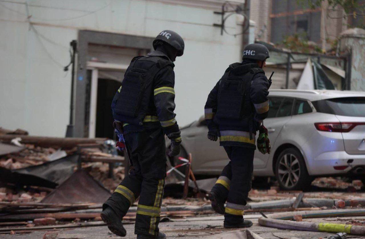 Працівники ДСНС працюють на місці атаки.