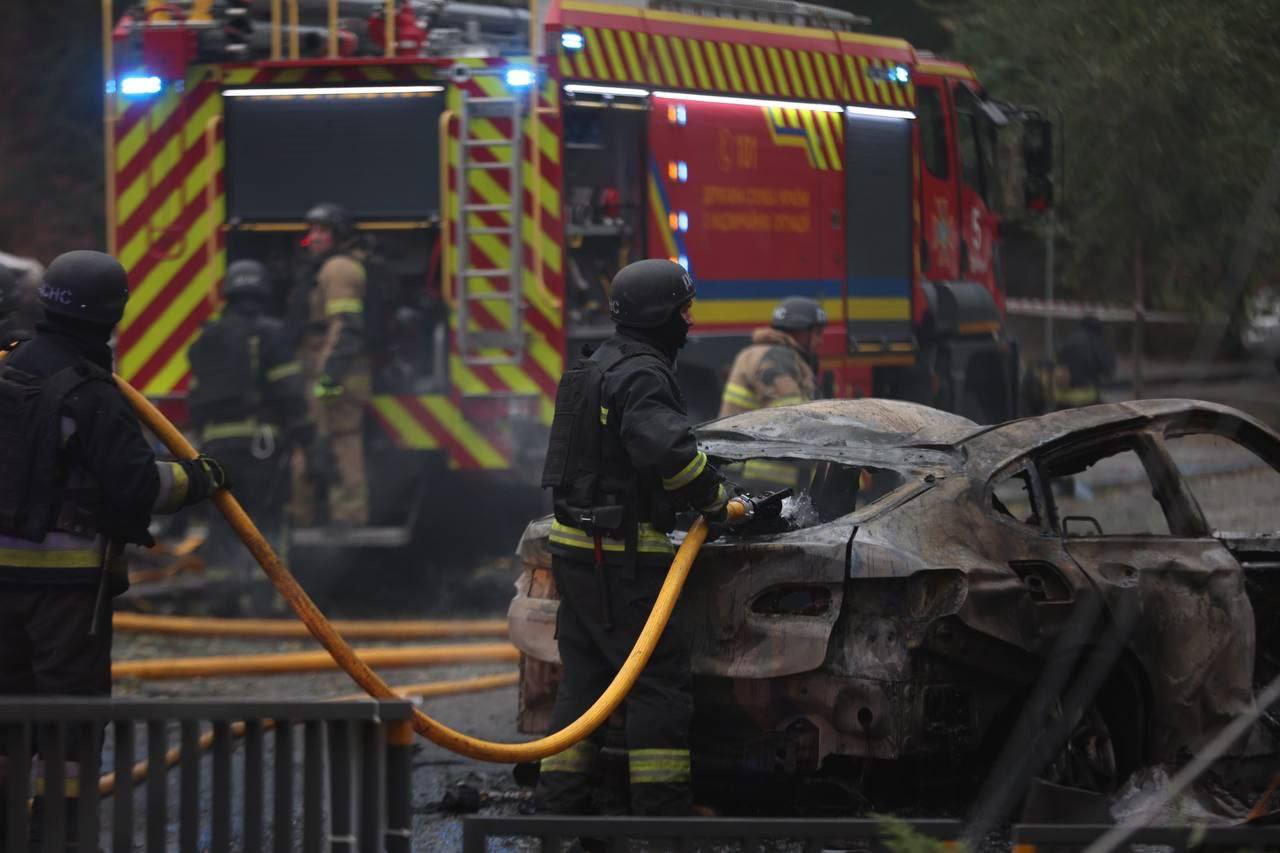 Надзвичайники гасять автівку, що зайнялася. 