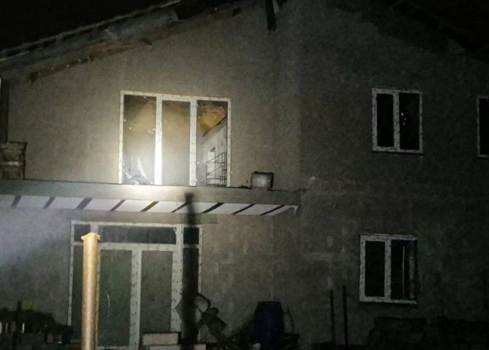 Скло посипалося й в іншій оселі місцевих.