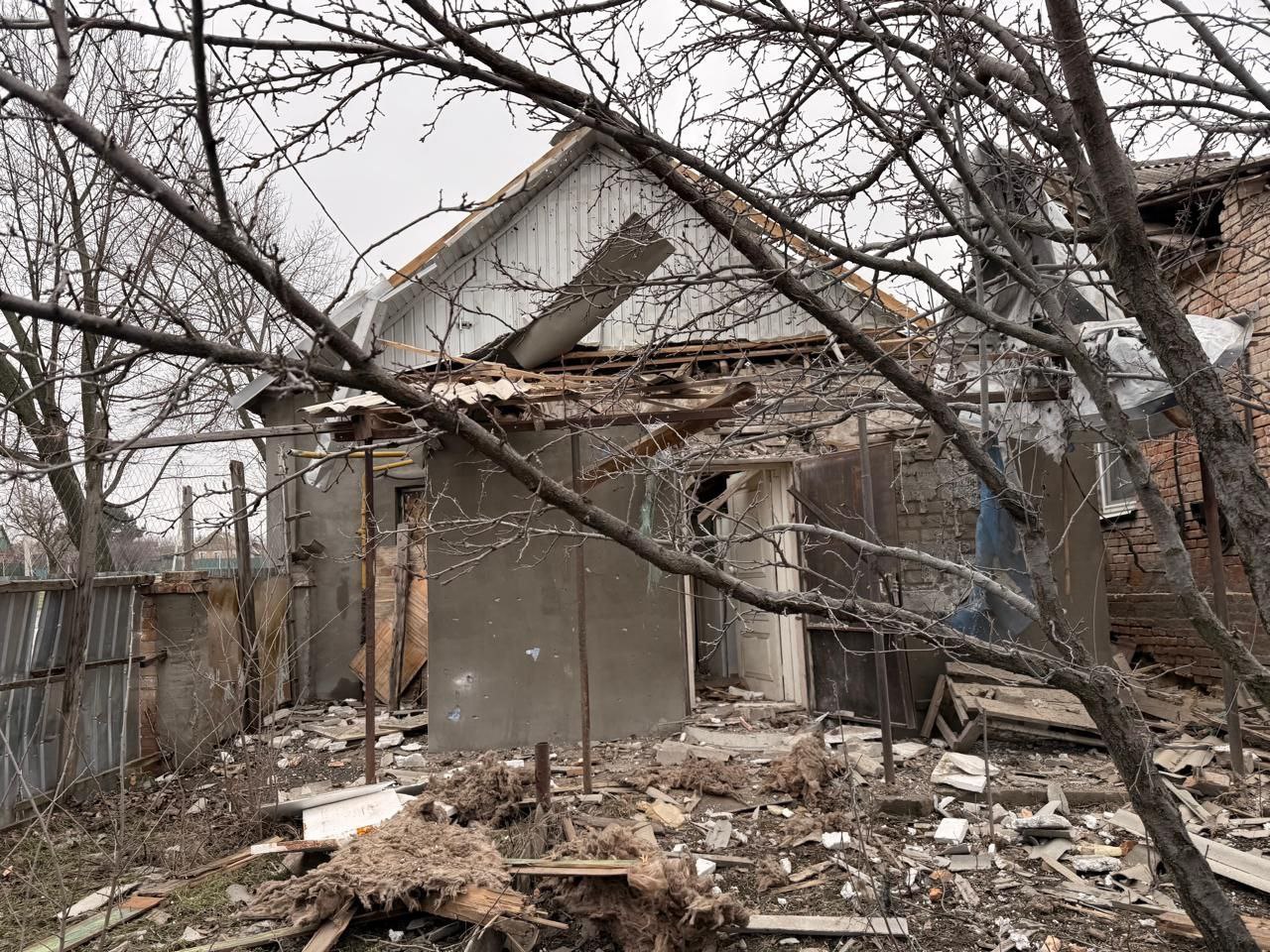 На подвір'ї місцевих все у руїнах. 