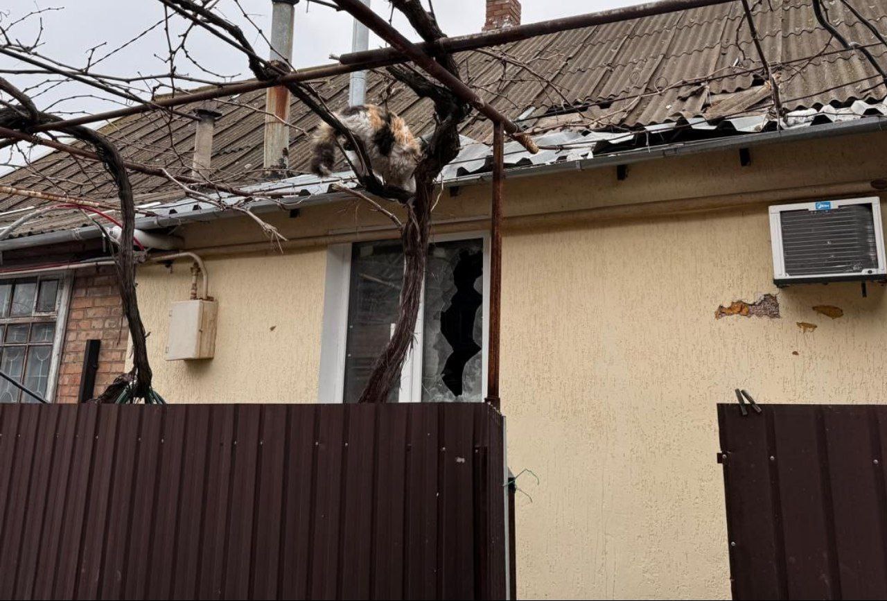 В оселі побиті дах і вікна. 