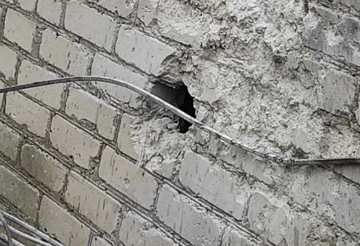 Під час обстрілу пробило стіну будинку.