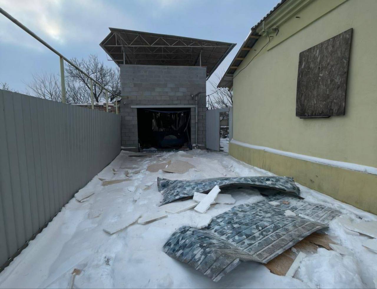 На подвір’ї уламки даху будівлі