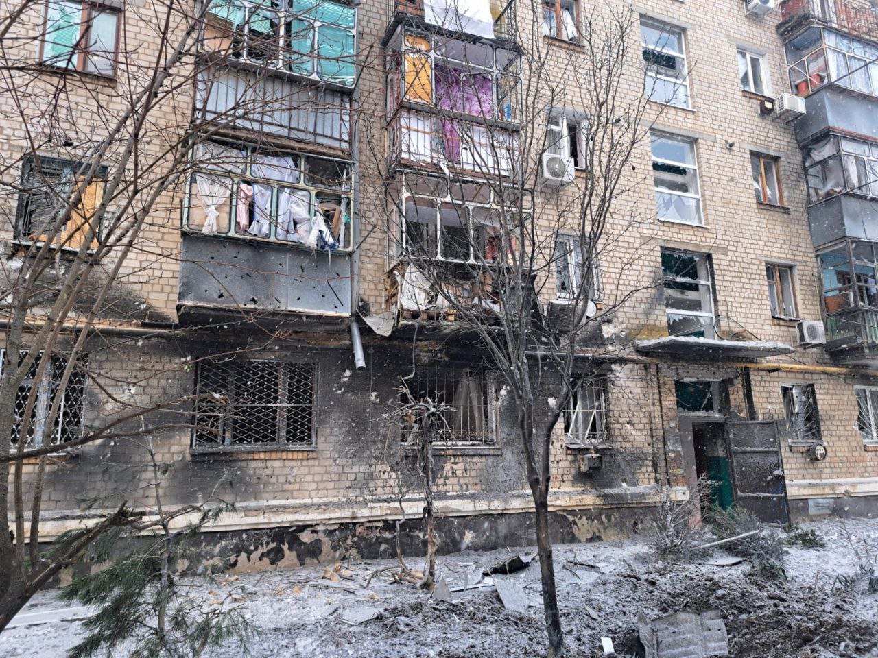 Потрощені вікна та балкони багатоквартирного будинку
