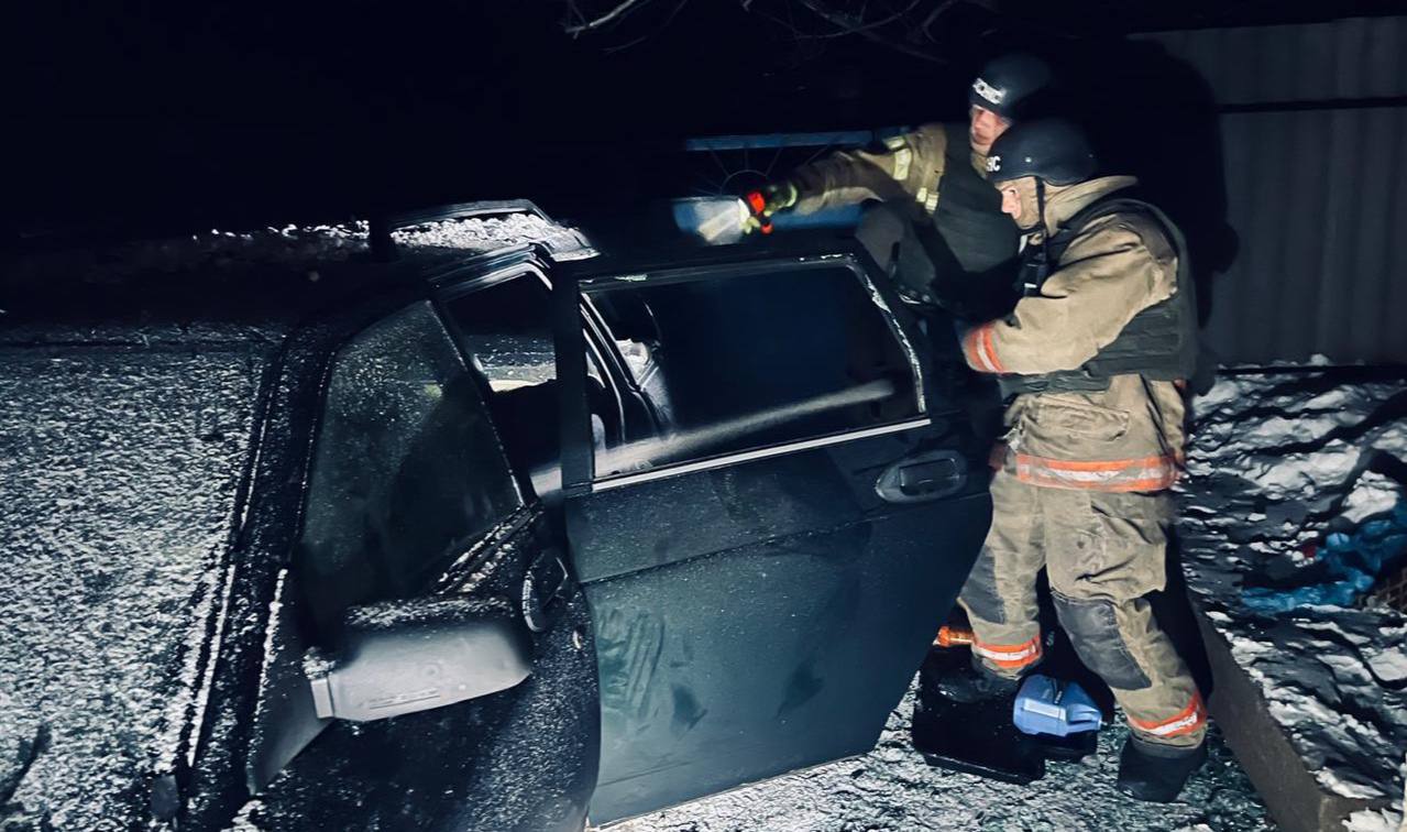 Надзвичайники гасять автівку, що зайнялася через обстріл Нікопольщини