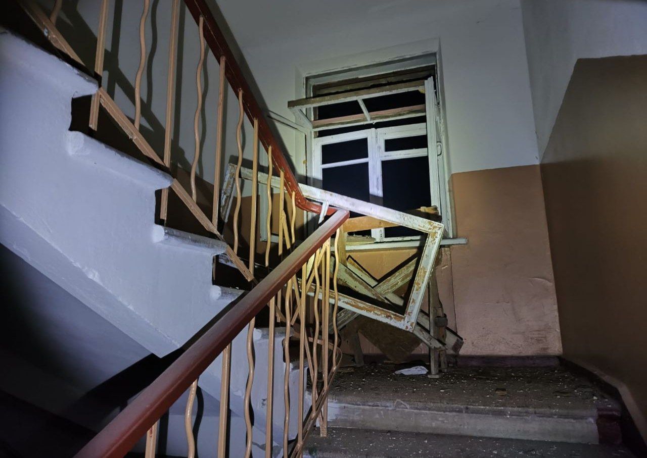 Побиті віконні блоки у під'їзді.