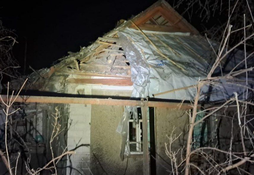 Після ворожого обстрілу в одній з осель потрощений дах.