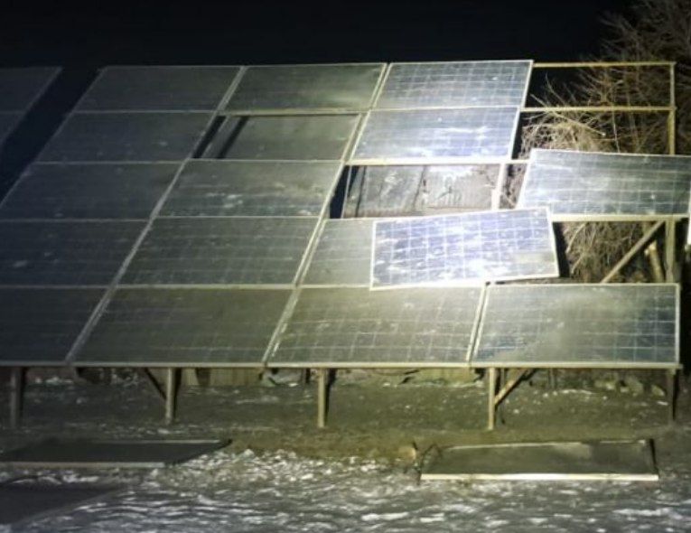 Пошкоджені сонячні панелі.