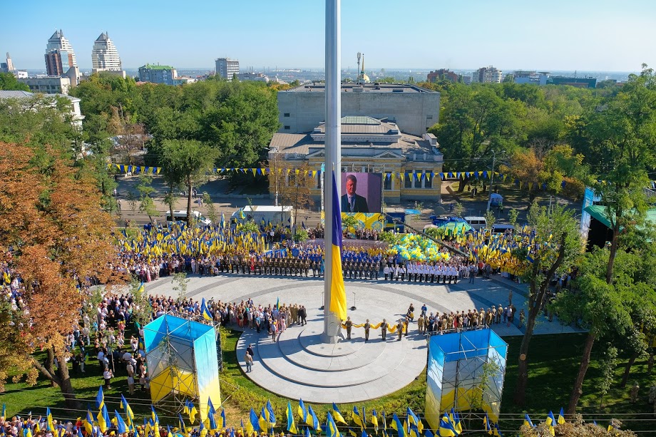 Уперше традиційне підняття прапору пройшло не в Києві, а у Дніпрі