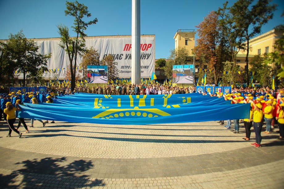 Протягом 3-х хвилин учасники флешмобу змінювали полотна – прапори різних періодів українського державотворення
