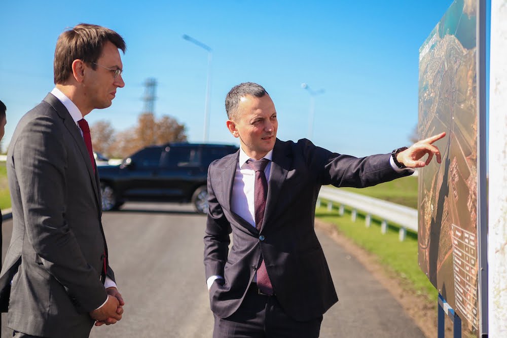 Фото: министр инфраструктуры Владимир Омелян и советник главы Днепропетровской ОГА Юрий Голик