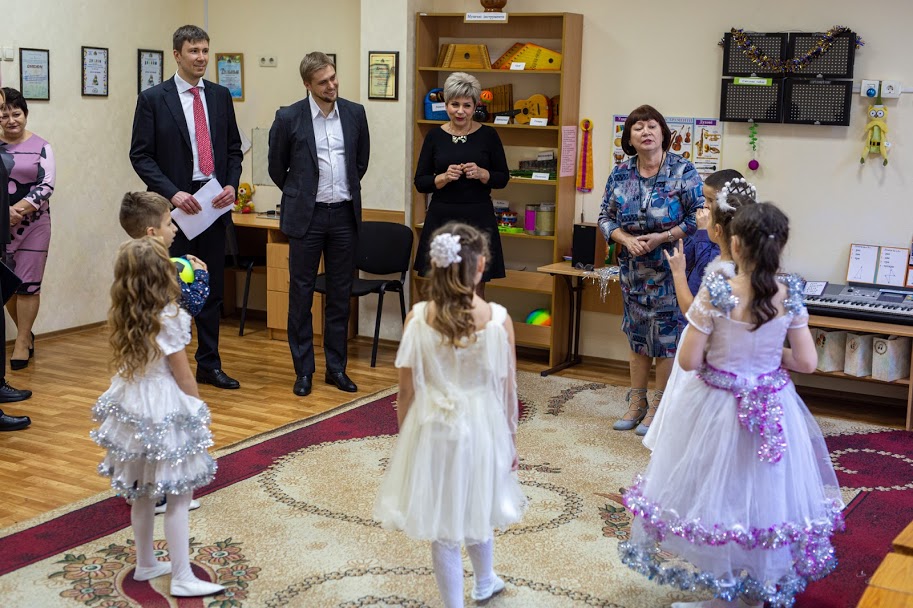 Голова облдержадміністрації Олександр Бондаренко передав дітлахам гостинці