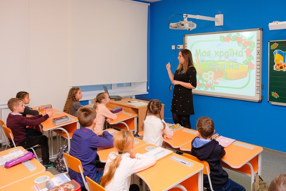 Акцентная стена в классе помогает ученикам сосредоточиться