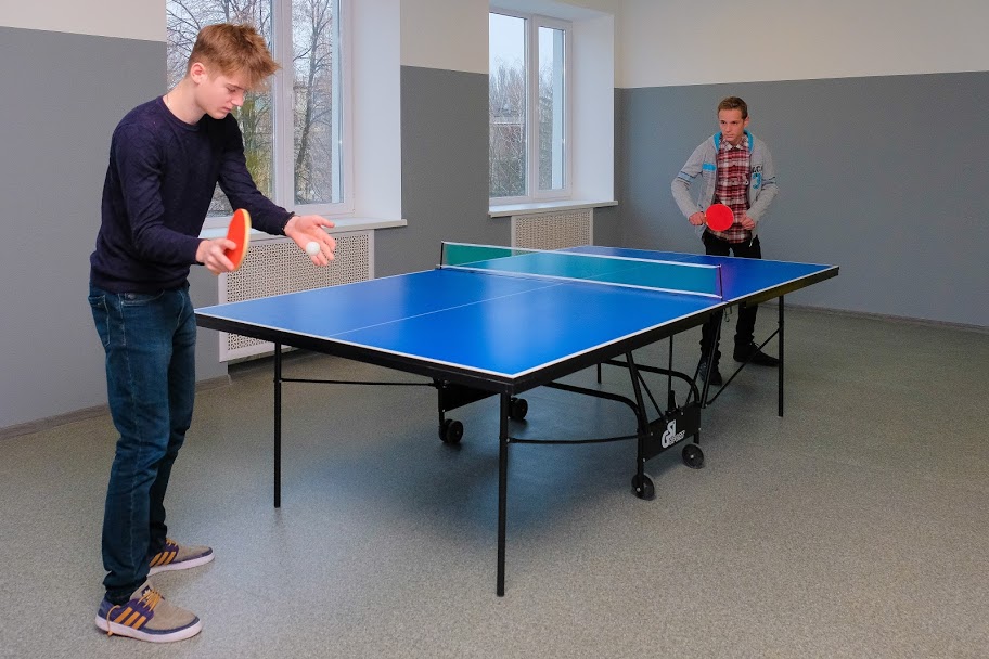 На перемене дети могут сыграть в настольный теннис 