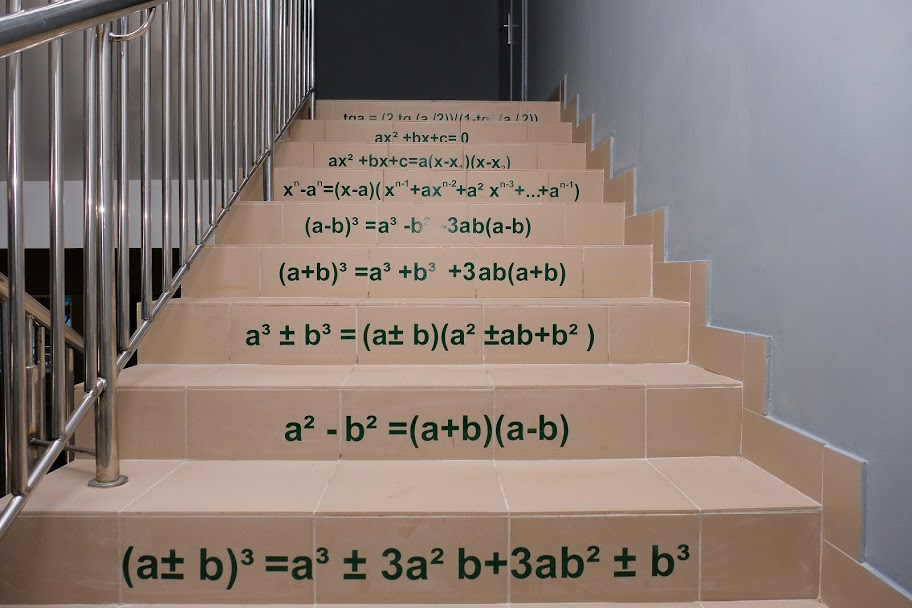  Піднімаючись сходами, можна повторити формули