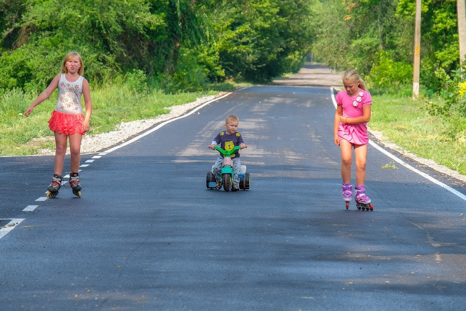 Тільки-но зробили якісну дорогу – батькам довелося розщедритися на ролики, скейти та інші «транспортні засоби» для малечі