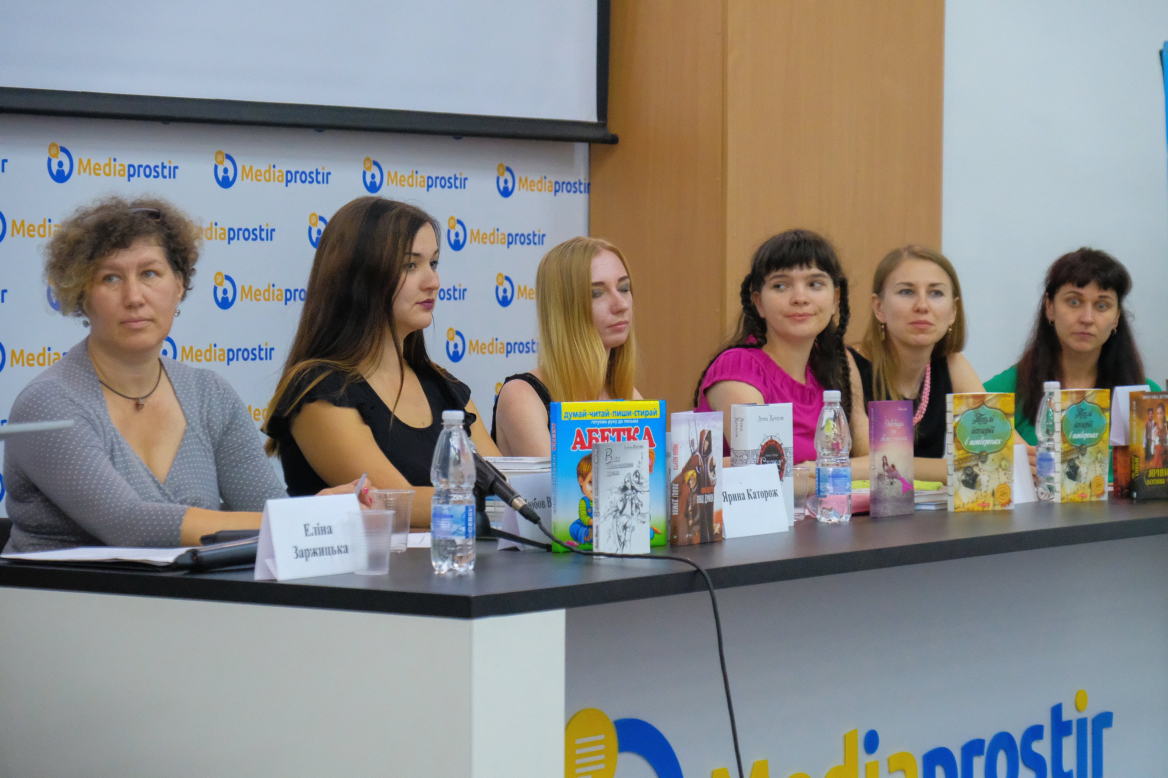 На зістріч з читачами завітали п’ять молодих українських письменниць з Києва, Львова та Запоріжжя.