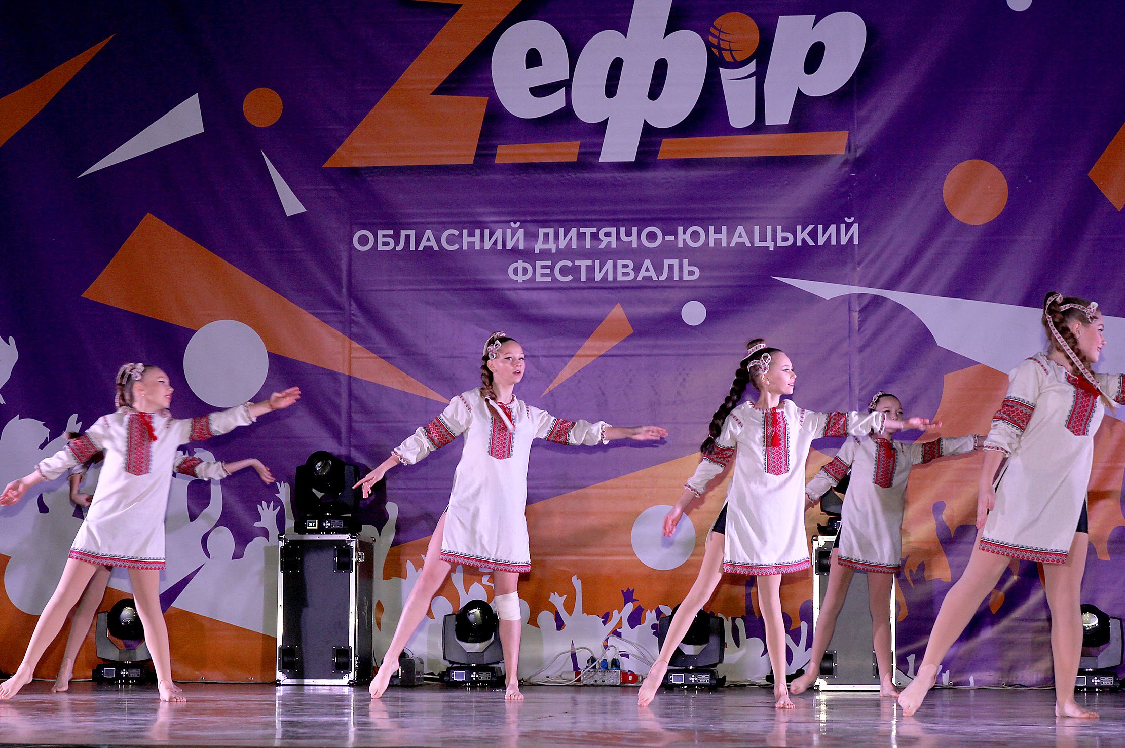  Новомосковська студія сучасного танцю «Step Up» із танцювальним номером «Святвечір»