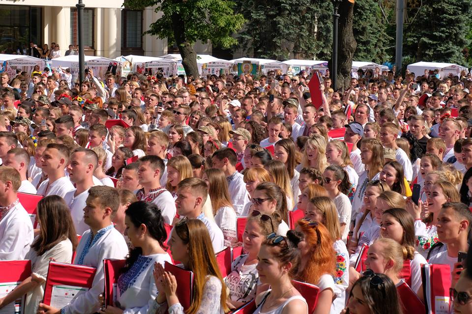 До флешмобу біля ДніпроОДА приєдналися понад 1,5 тисячі молодих людей