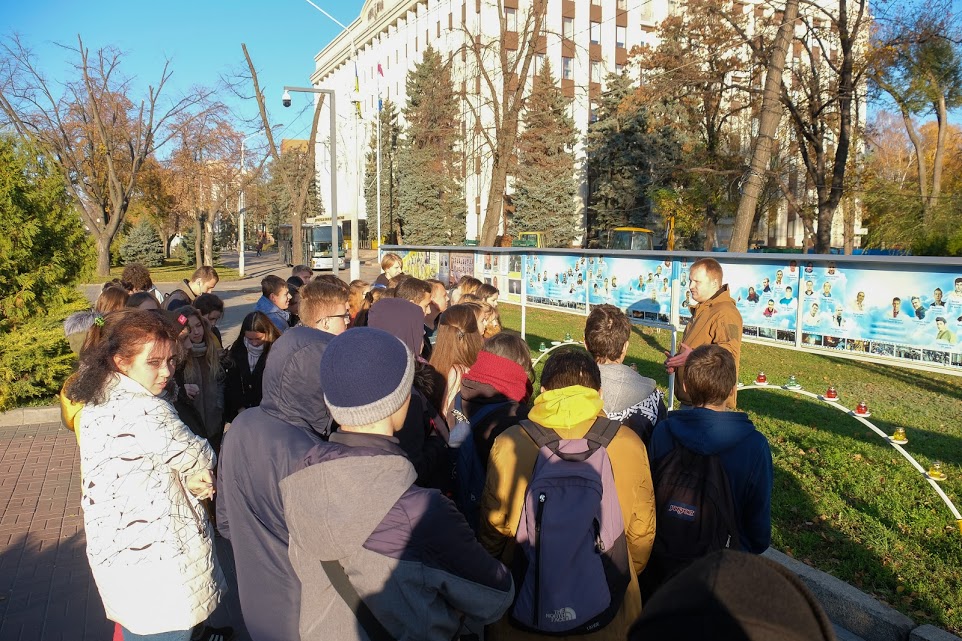 Школярі побували на екскурсії і в першому в Україні Музеї АТО та на Алеї пам’яті поблизу Дніпропетровської ОДА