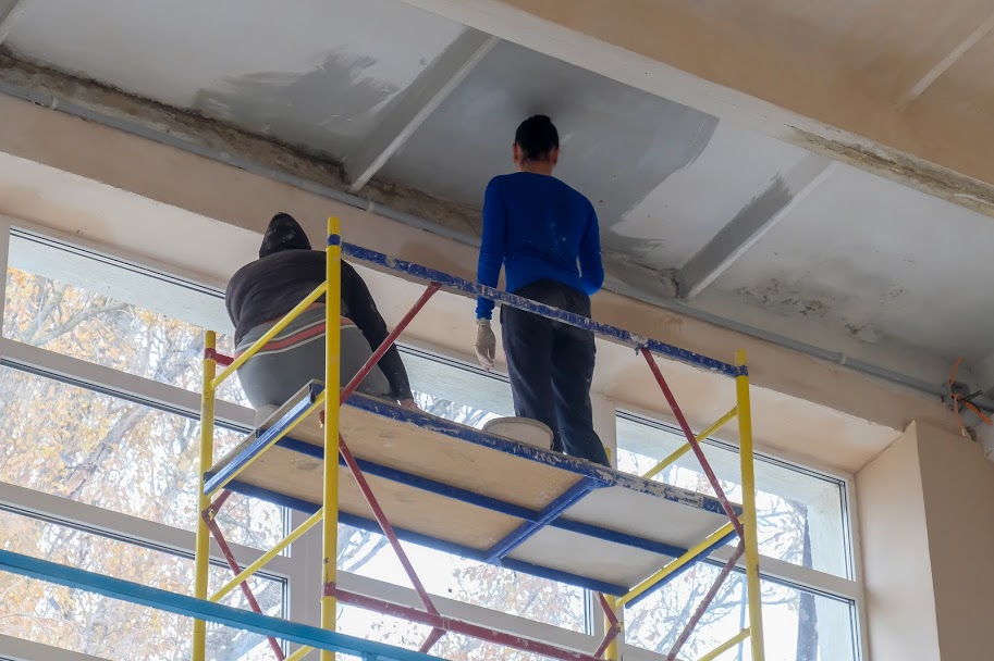 Зараз ремонтники готують під фарбування стелю та стіни,..