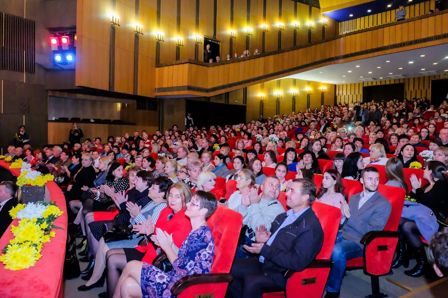 У Дніпропетровському академічному театрі опери та балету зібралися більше тисячі вихователів, вчителів та керівників навчальних закладів регіону