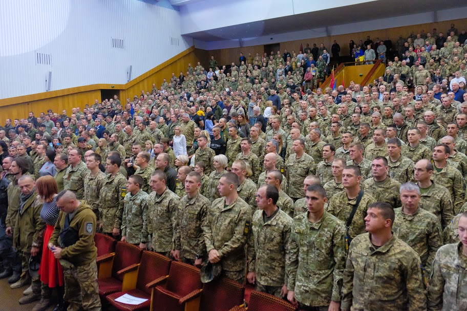 В тисячній залі адмінбудівлі зібралася майже тисяча бійців Української добровольчої армії