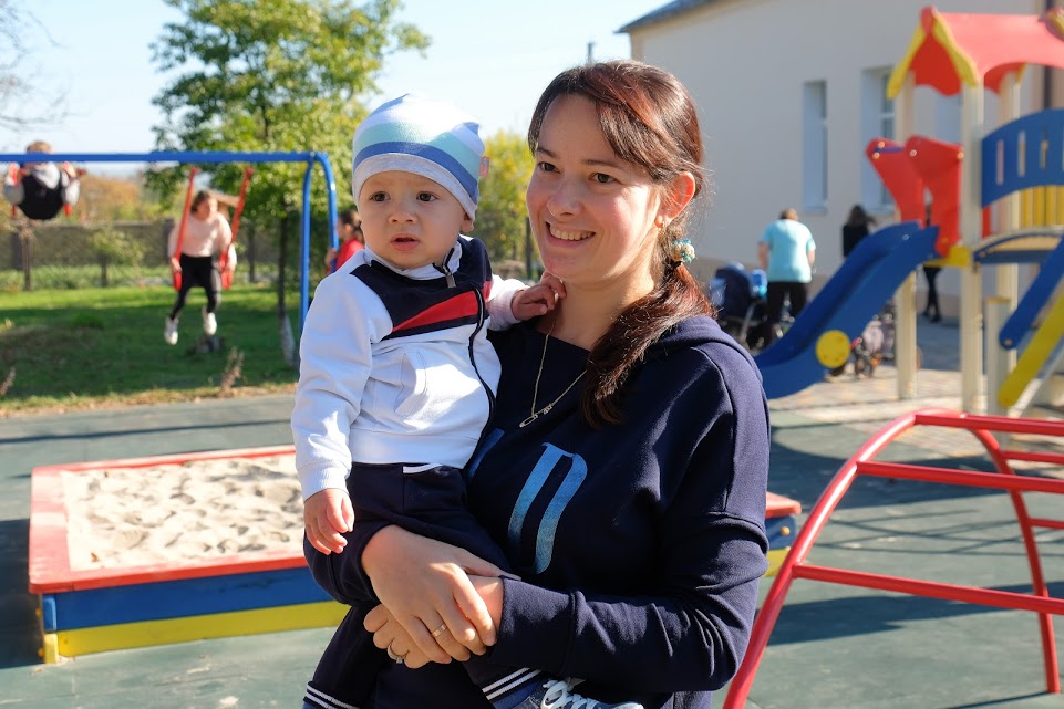 Альона Білоконь: «Планувала синочка аж до Дніпра возити, але тепер дуже чекаємо на новий дитсадочок у нашому селі»