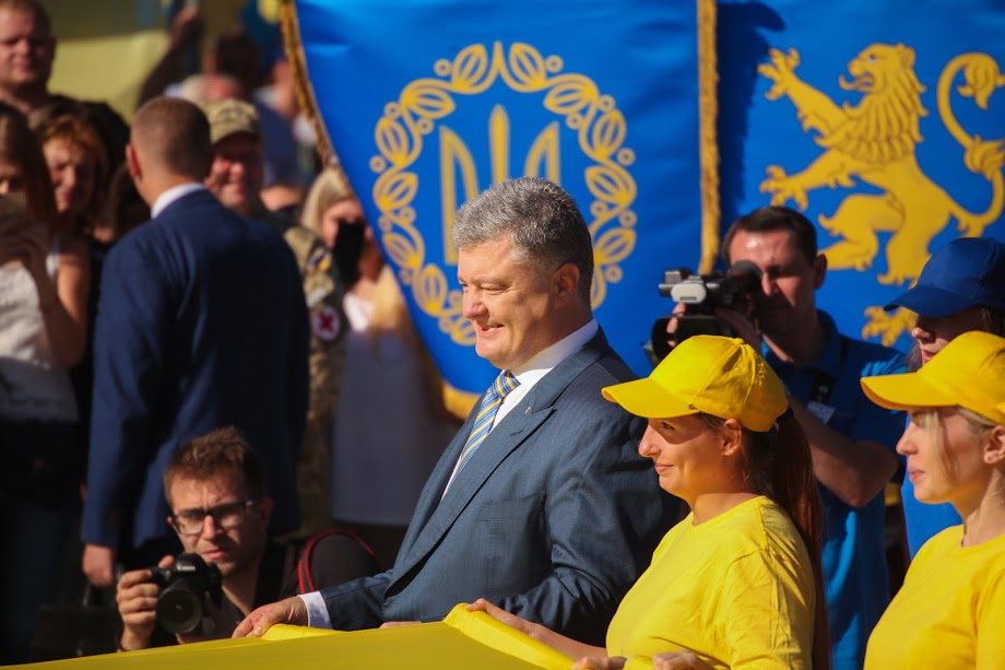Флаг в небо над Днепром поднял Президент Украины Петр Порошенко 