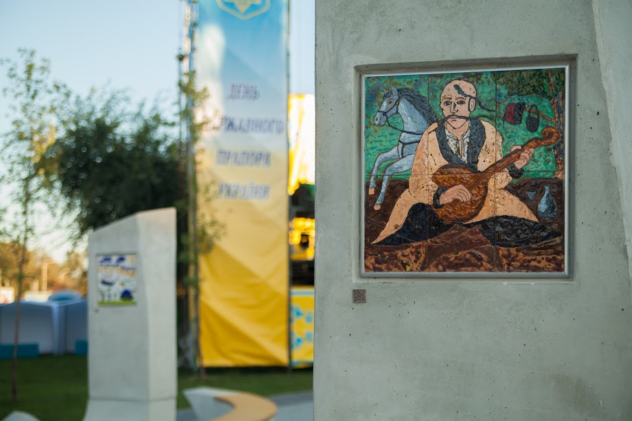На стелах изображены украинские символы, исполненные в технике горячей художественной эмали 